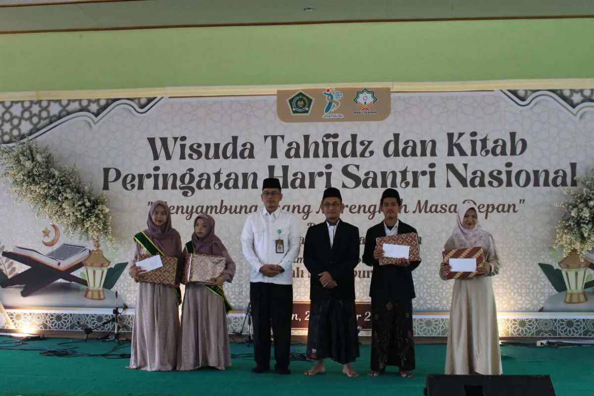 MAN 2 Sleman Berikan Apresiasi Peserta Wisuda Tahfid dan Kitab Terbaik