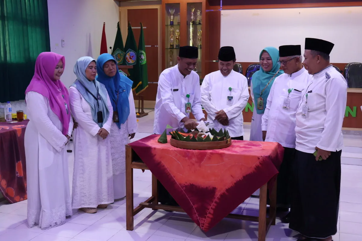 Potong Tumpeng Warnai Rangkaian Peringatan Hari Santri 2024 di MTsN 8 Sleman