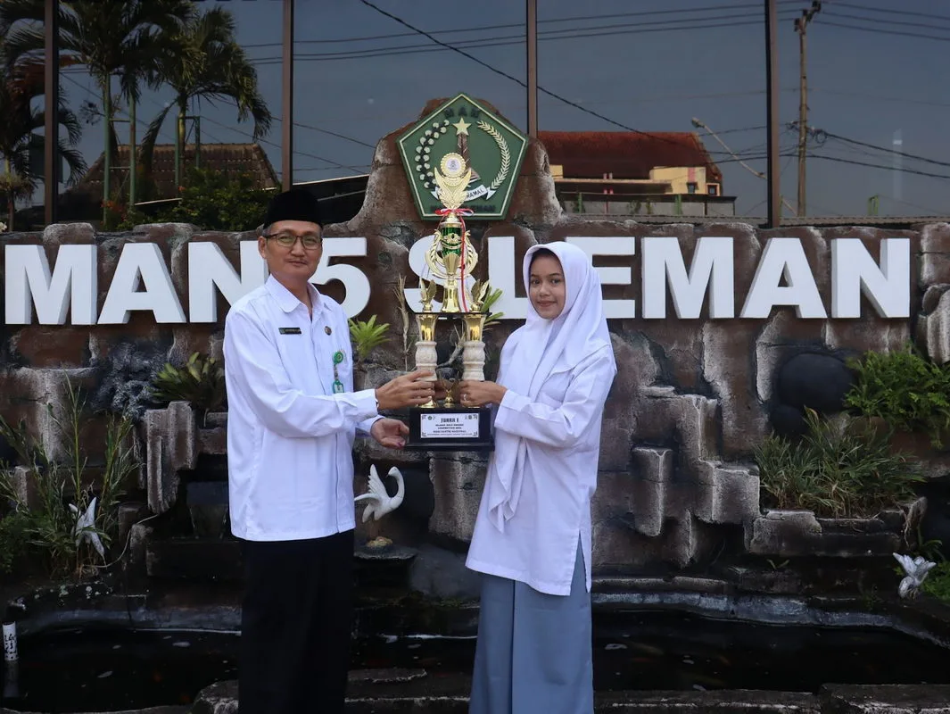 Selamat! Kenia Syifa Kirana, Siswi MAN 5 Sleman Raih Juara I Lomba Vokal Solo di UIN Sunan Kalijaga