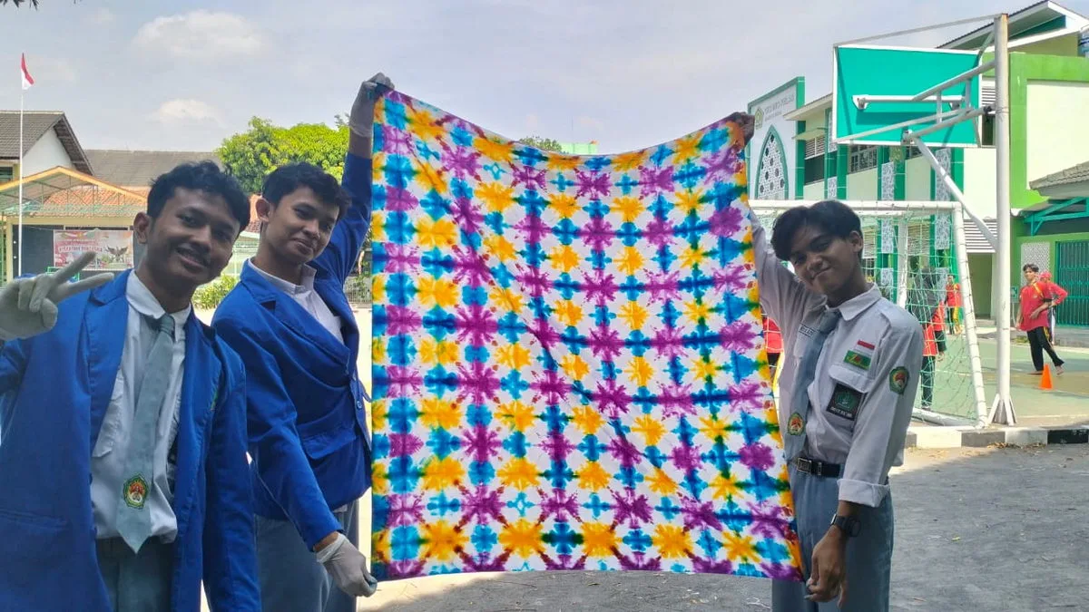 Seru dan Kreatif, Siswa MAN 3 Sleman Praktik Membuat Batik Shibori