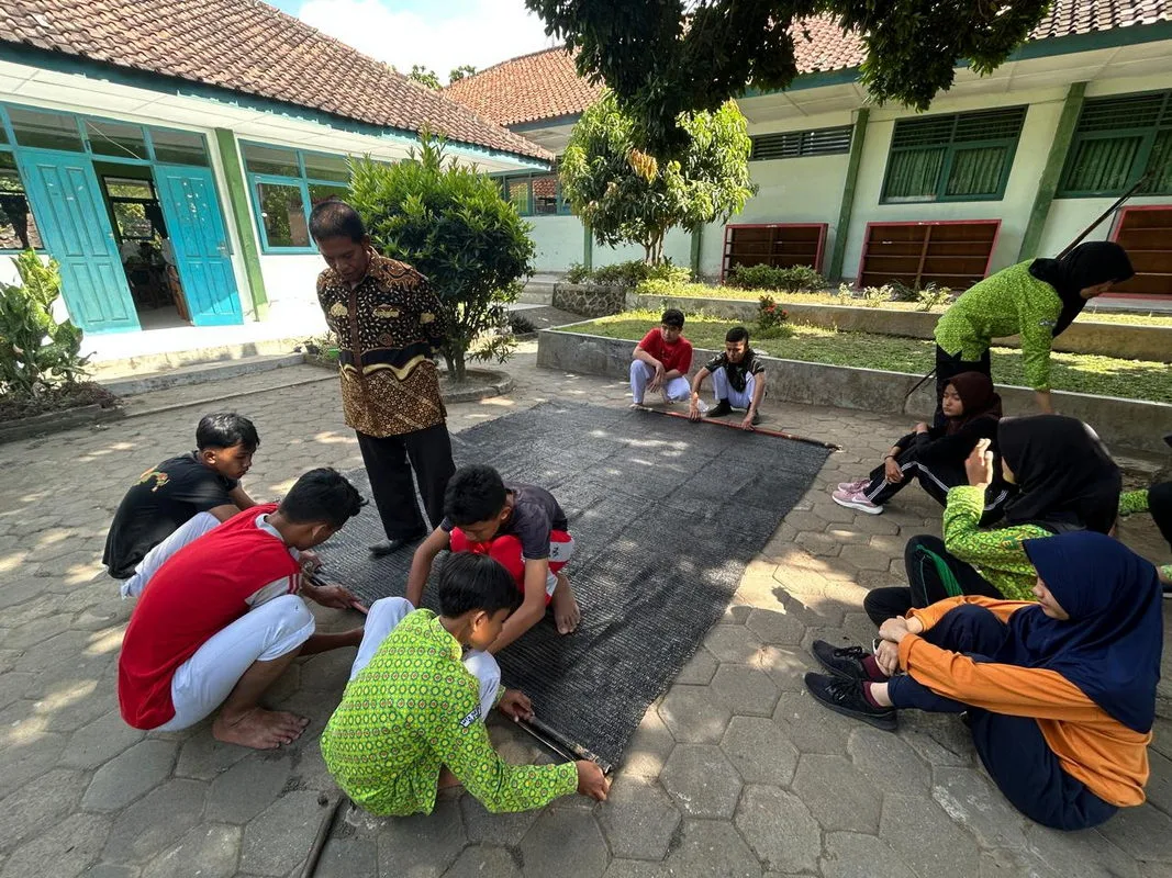 Siswa Kelas 8 MTsN 2 Sleman Belajar Beternak Lele bersama Pak Udin