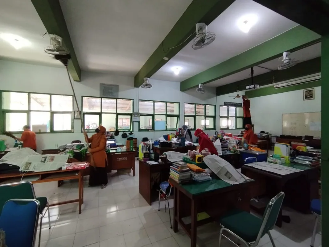 Terlihat Kompak, Guru Pegawai MTsN 8 Sleman Adakan Kerja Bakti