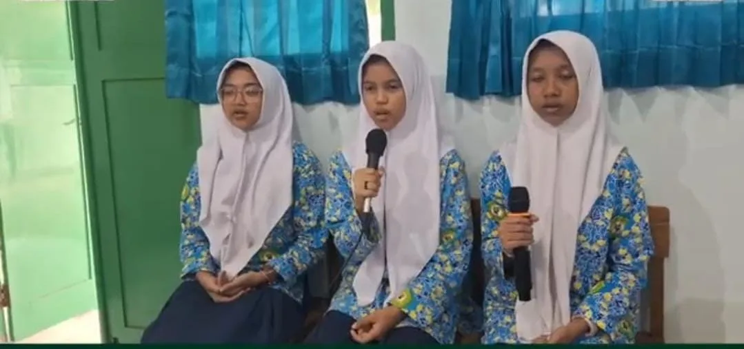 Tiga Santri Boarding MTsN 9 Sleman Tampil Membacakan Surat Al-Jumu’ah dalam Acara Penyerahan SK Madrasah Berasrama