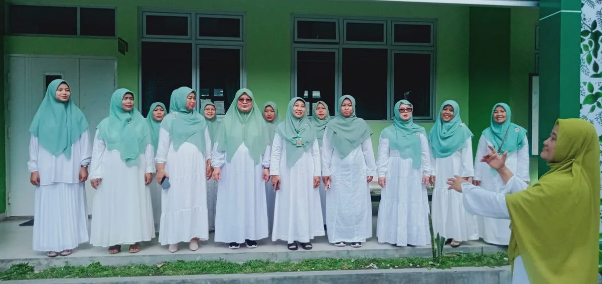 Upacara Hari Santri 2024 di MTs Negeri 9 Sleman Hadirkan Paduan Suara dari Guru dan Pegawai