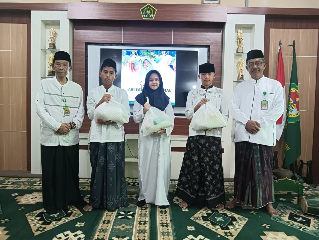 Asah Rasa Kepedulian, MTsN 2 Sleman Bagikan Baksos dalam Rangka Hari Santri
