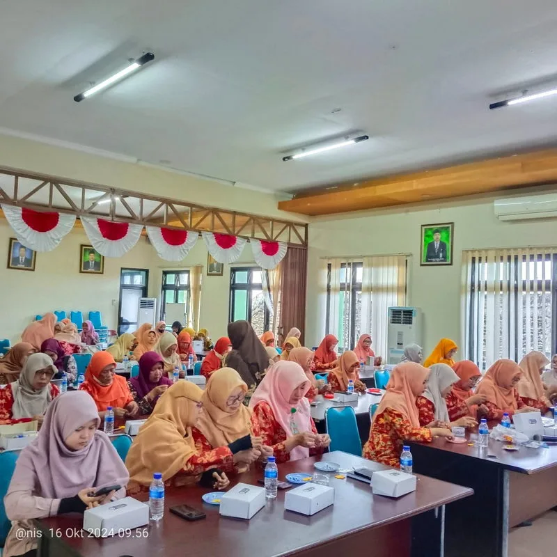 Belajar Membuat Bros, Salah Satu Pegawai MTsN 2 Sleman Ikuti Kegiatan DWP Kantor Kemenag Sleman