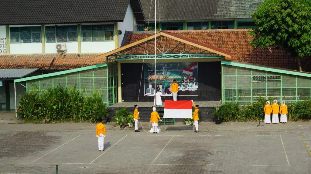 Didominasi Warna Putih, Upacara Hari Santri MAN 3 Sleman Berjalan Khidmat