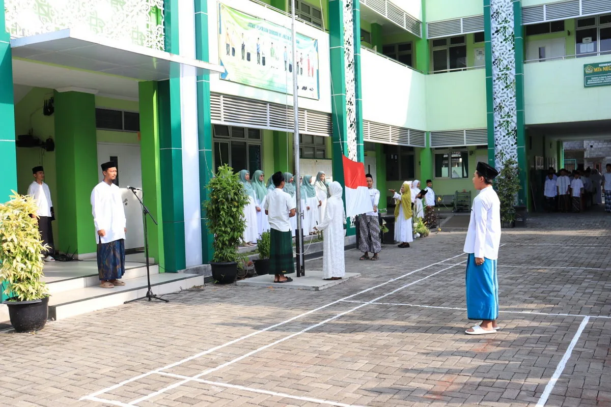 Kepala MTsN 9 Sleman Ikuti Upacara Hari Santri Dengan Khidmat