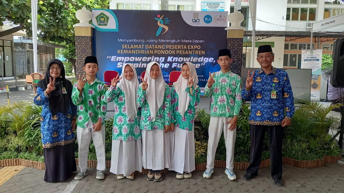 Lima Siswa MTsN 2 Sleman Kunjungi Expo Kemandirian Pondok Pesantren Hari Santri 2024