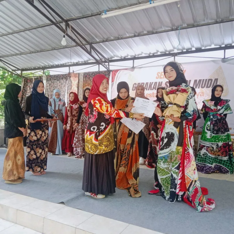 Morrisa Siswi MTs Negeri 8 Sleman Raih Juara Harapan 1 dalam Lomba Fashion Show Batik Tingkat Provinsi