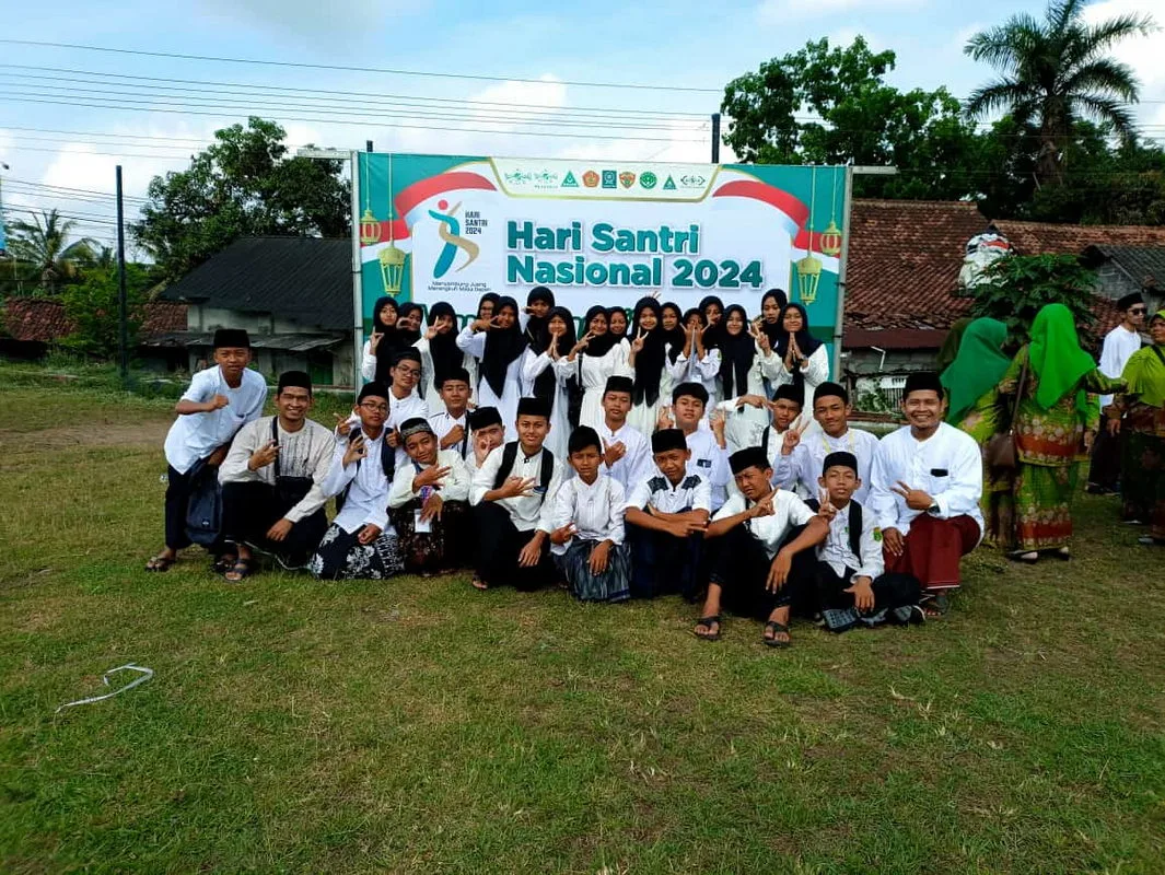 Penuhi Undangan dari Kapanewon, Kontingen MTsN 2 Sleman Ikuti Upacara Hari Santri di Lapangan Tempel