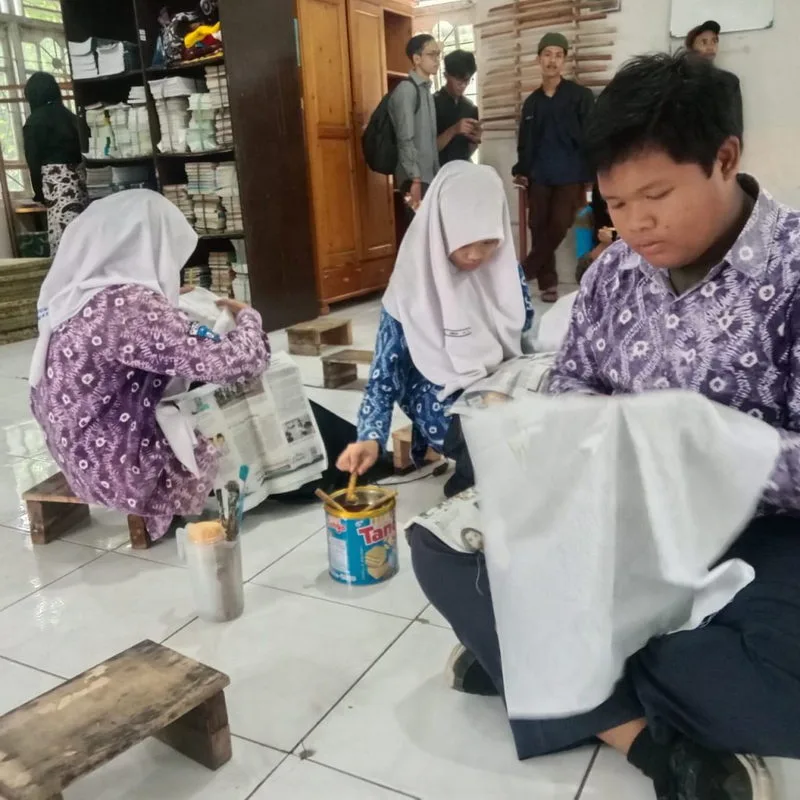 Perwakilan MTs Negeri 8 Sleman Tampilkan Semangat dalam Lomba Membatik di Pondok Pesantren MA Roidatul Mutakin Kalasan