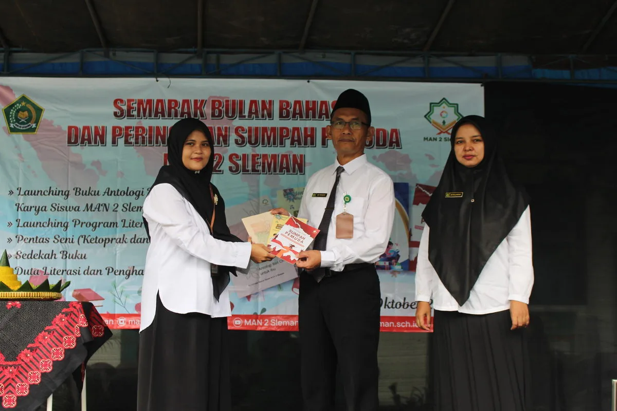 Semarak Bulan Bahasa, MAN 2 Sleman Launching Tiga Buku Antologi Puisi Karya Siswa