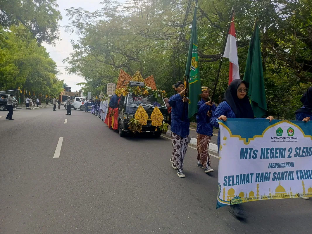 Usung Tema Wali Songo, Puluhan Siswa MTsN 2 Sleman Ikuti Kirab Hari Santri di Lapangan Denggung