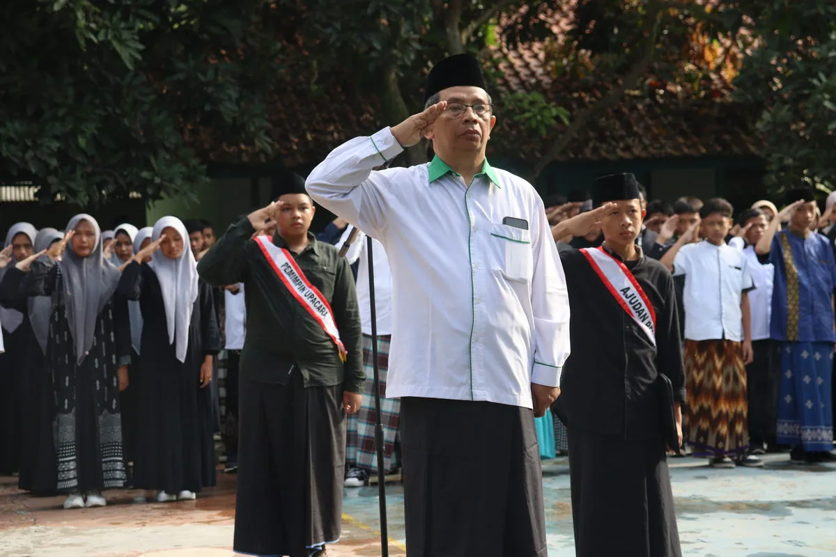 Kenakan Pakaian Muslim MTsN 7 Sleman Gelar Upacara Hari Santri Nasional 2024