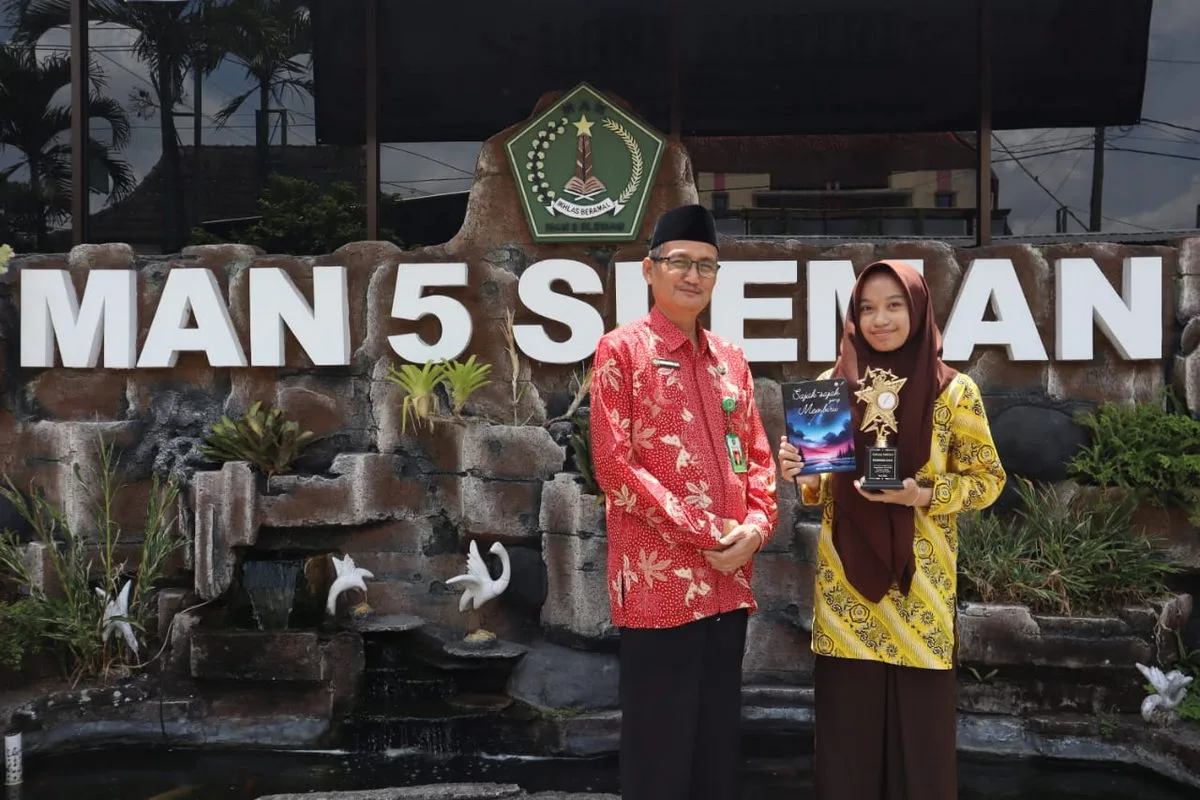 Mutia, Penulis Berbakat dari MAN 5 Sleman, Berkontribusi dalam Antologi Puisi “Sajak-sajak yang Membiru”