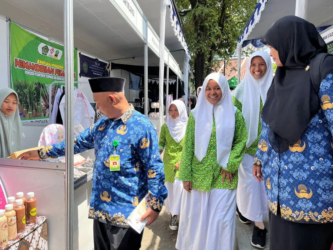 Rombongan MTsN 7 Sleman Kunjungi Ekspo Kemandirian Pesantren di UIN Sunan Kalijaga
