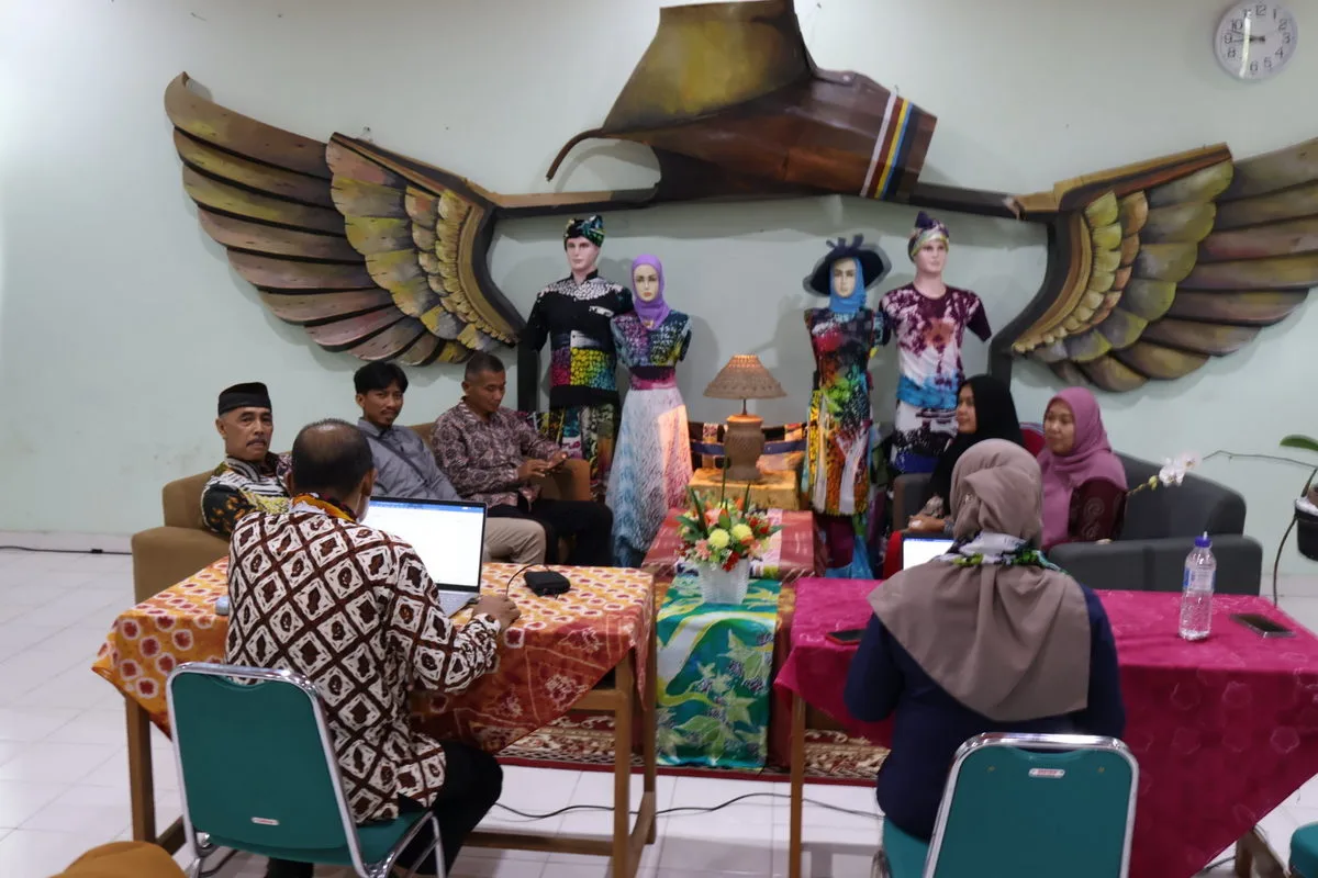 Proses Wawancara Orang Tua Siswa  Pada Visitasi Akreditasi MTsN 8 Sleman Berjalan Lancar