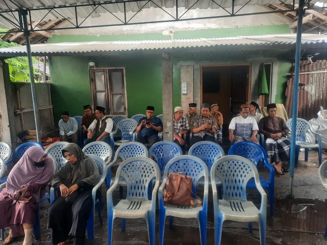 Keluarga Besar MTsN 8 Sleman Bersilaturahmi Takziyah ke Rumah Duka Orang Tua Bapak Hasim