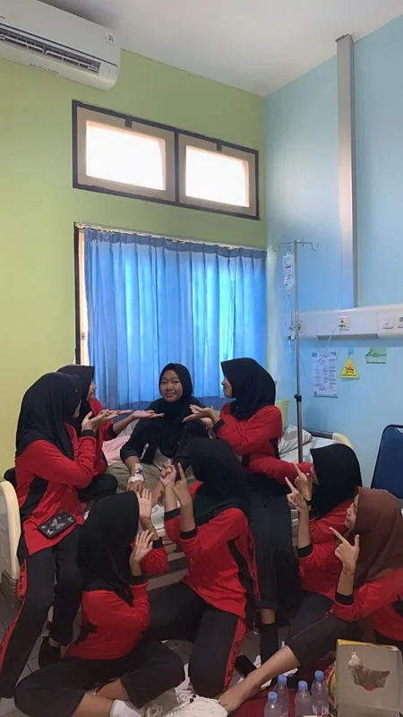 Siswa Kelas 9F MTsN 8 Sleman Jenguk Teman yang Dirawat di Rumah Sakit