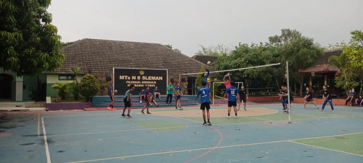Tim Voli Putra MTsN 8 Sleman Gelar Latihan Bersama MTs Bhina Bakti Pertiwi untuk Persiapan PKM