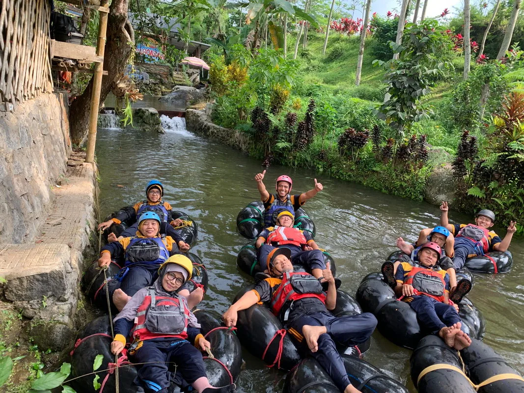 Keseruan River Tubing dalam Kegiatan Character Building Guru dan Pegawai MTsN 1 Sleman