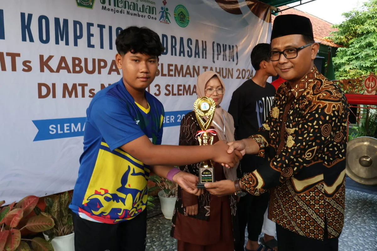 Podium Tertinggi Berhasil Di Raih Oleh Tim Voli Putra MTsN 8 Sleman dalam Ajang Pekan Kompetisi Madrasah (PKM)