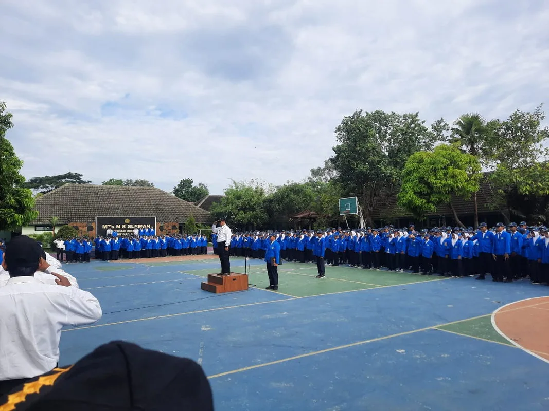 Waka Kesiswaan MTsN 8 Sleman Serukan Pendidikan Karakter di Era Modern dalam Upacara Bendera