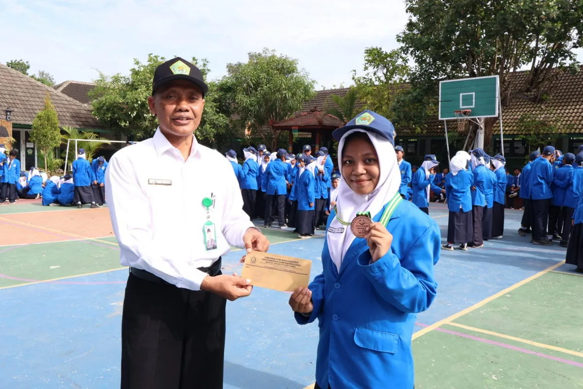 Khanza Sava Carissa Putri Persembahkan Juara 3 Tarung Bebas untuk MTsN 8 Sleman