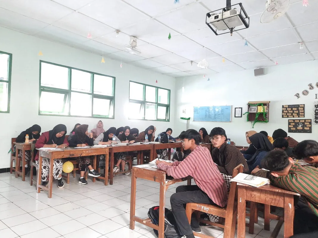 MTsN 8 Sleman Rayakan Kamis Pon dengan Pakaian Adat Gagrak Ngayogyakarta