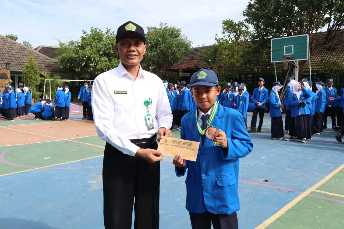 Sava Rakha Pratama Bawa Pulang Juara 3 Tarung Bebas, MTsN 8 Sleman Berikan Penghargaan