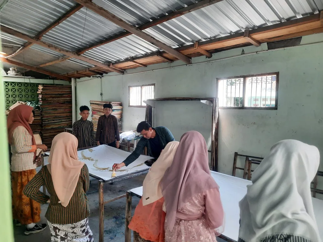 Siswa IX F MTsN 8 Sleman Antusias Pelajari Teknik Batik Ciprat, Celup, dan Colet