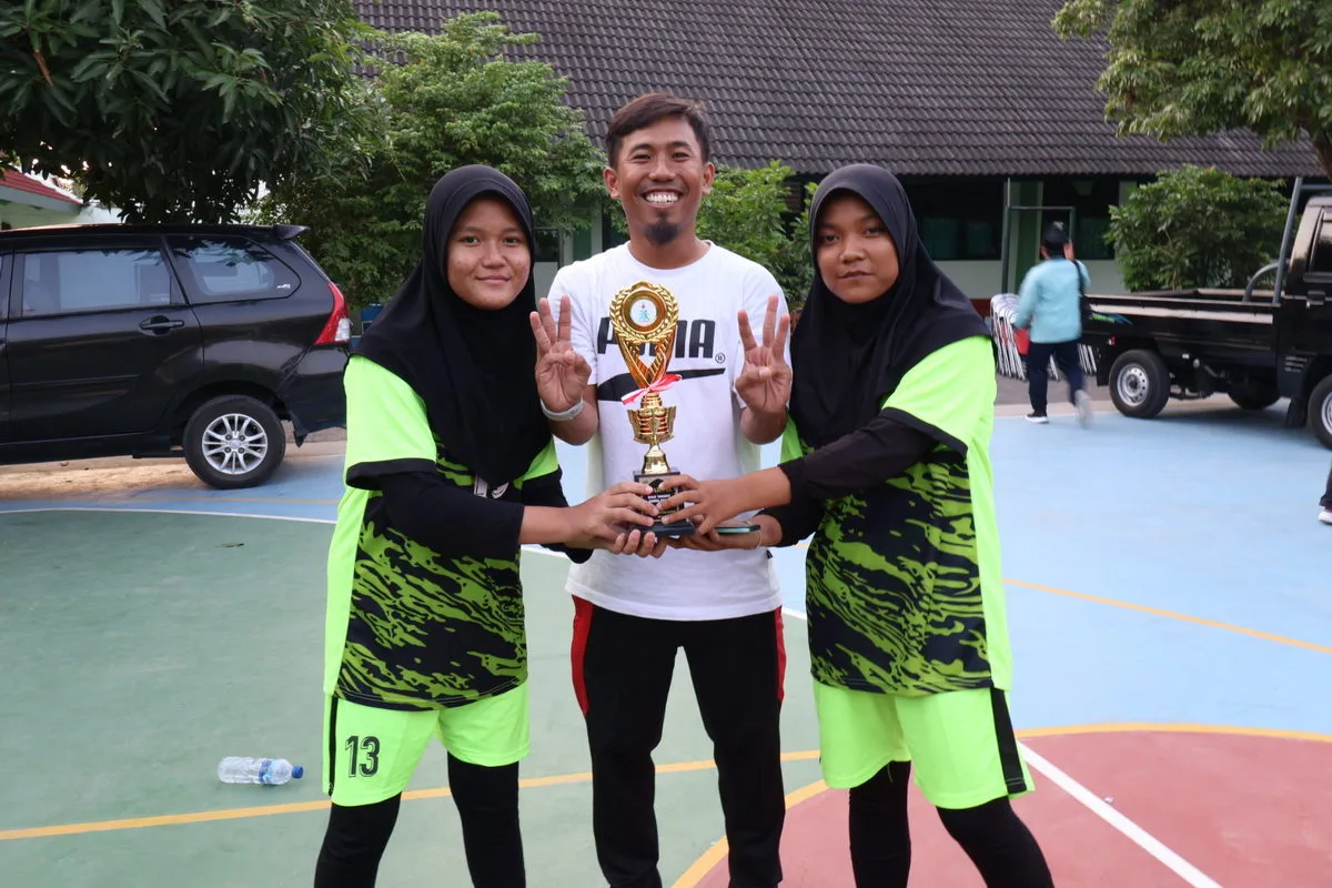 Tim Ganda Putri Bulu Tangkis MTsN 8 Sleman Tembus Semifinal Pekan Kompetisi Madrasah 2024