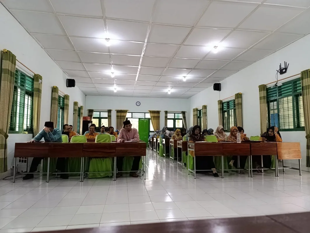 Agenda Rutin, Kepala MTsN 2 Sleman Gelar Rapat Evaluasi Mingguan
