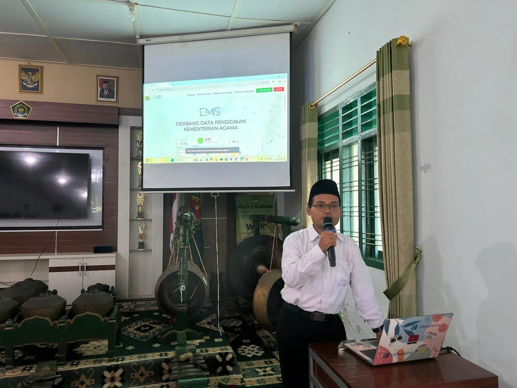 Guru dan Pegawai MTsN 2 Sleman Mendapatkan Sosialisasi EMIS