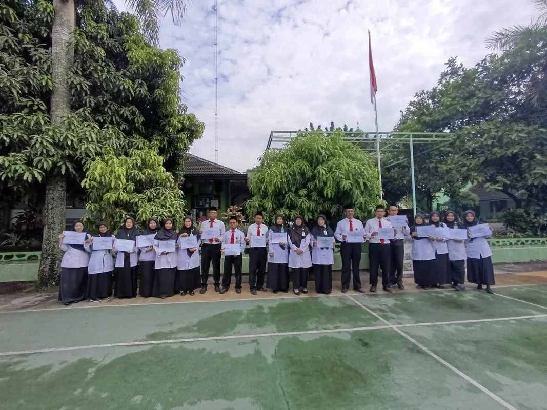 Kepala MTsN 2 Sleman Berikan Penghargaan kepada Guru dan Tenaga Kependidikan