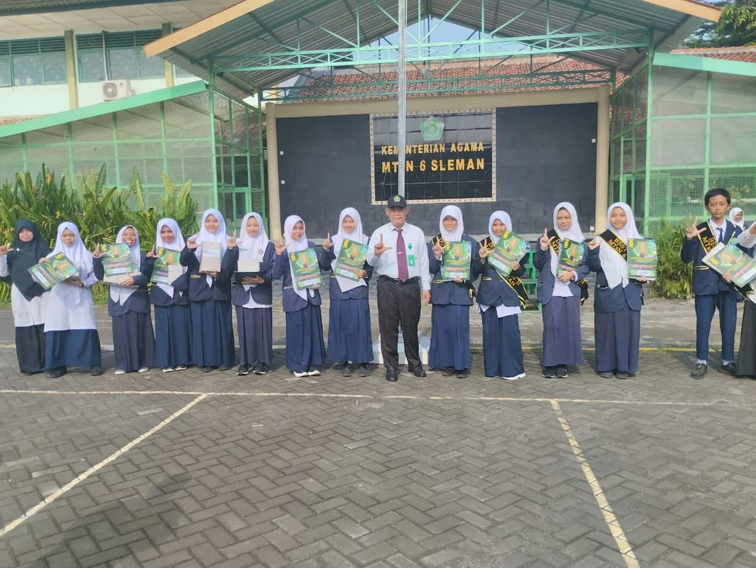 MTsN 6 Sleman Berikan Penghargaan pada Kejuaraan Bulan Bahasa dan PKM