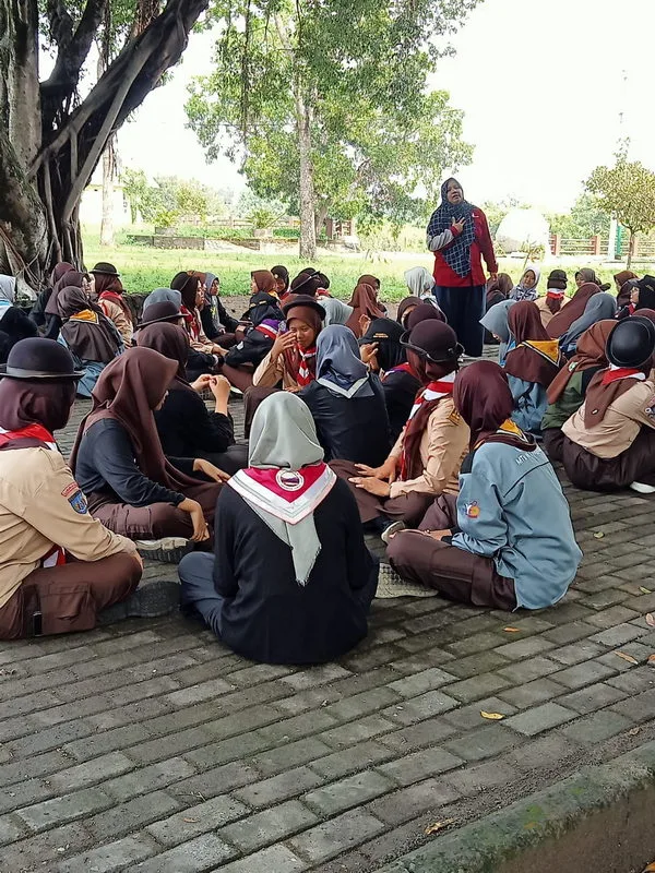 Siswa MTsN 8 Sleman Antusias Ikuti Pembekalan Kemah Pramuka Madrasah Nasional Materi Dinamika Kelompok