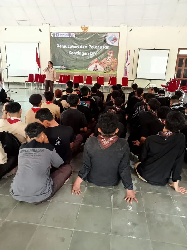 Siswa MTsN 8 Sleman Fokus Pesan dari Kak Ilham “Jangan Salah Memasuki Area Tapak Kemah Saat KPMN”