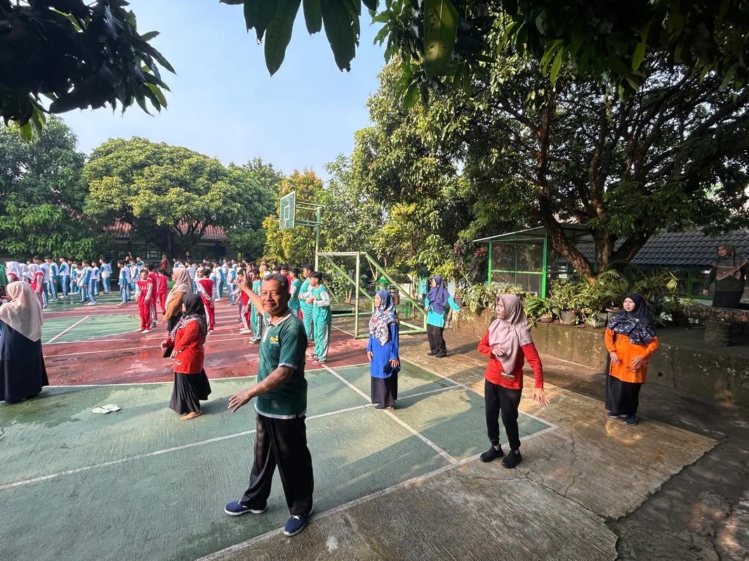 Tingkatkan Kesehatan Diri, Warga MTsN 2 Sleman Ikuti Kegiatan Jumat Sehat dengan Senam Bersama