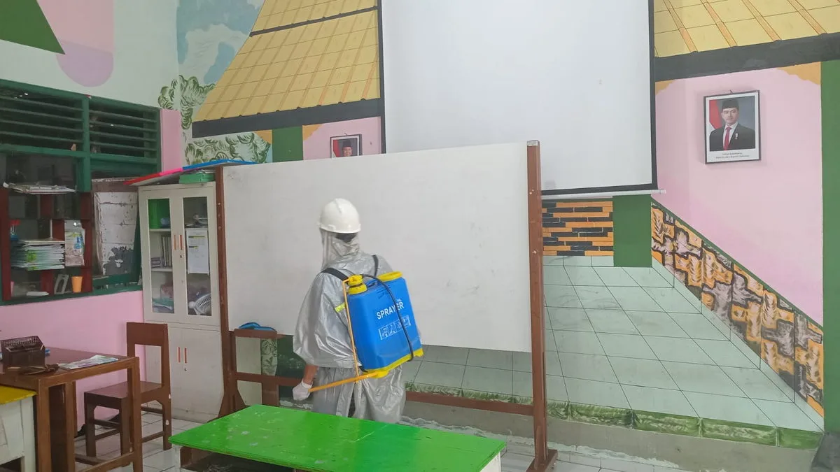 Cegah Penyebaran Virus Gondong MIN 1 Sleman Lakukan Penyemprotan Disinfektan