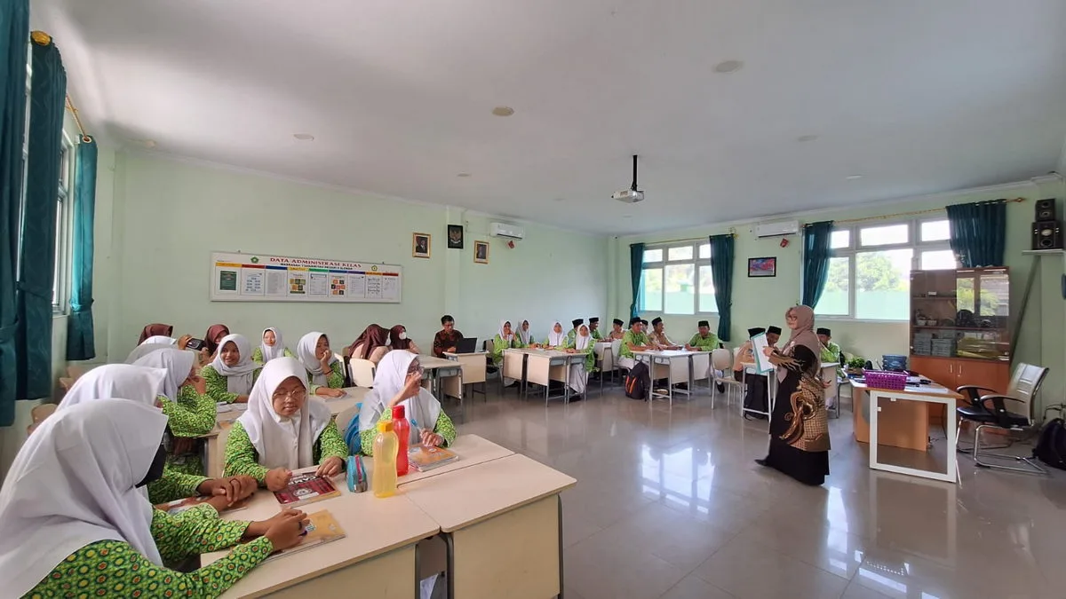 Dua Guru MTs Negeri 9 Sleman Sukses Laksanakan Pembelajaran Berdiferensiasi yang Menyenangkan dalam Observasi Kelas Visitasi Akreditasi 2024
