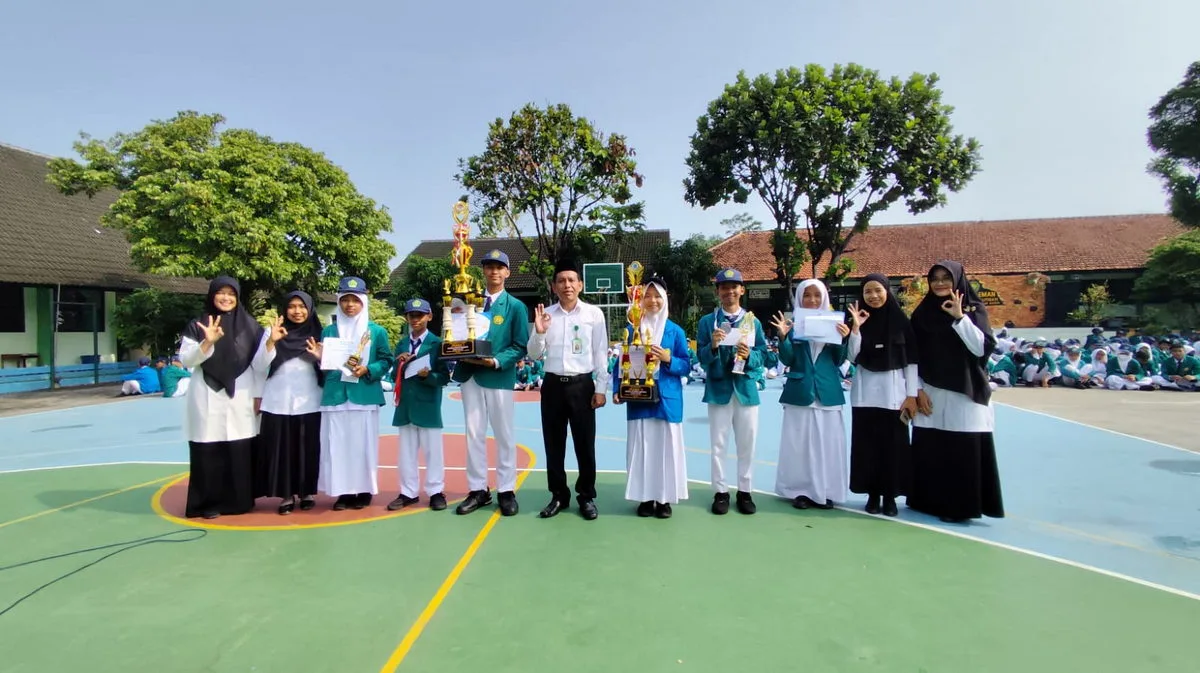 Kepala MTs Negeri 3 Sleman Bagikan Reward untuk 16 Kejuaraan