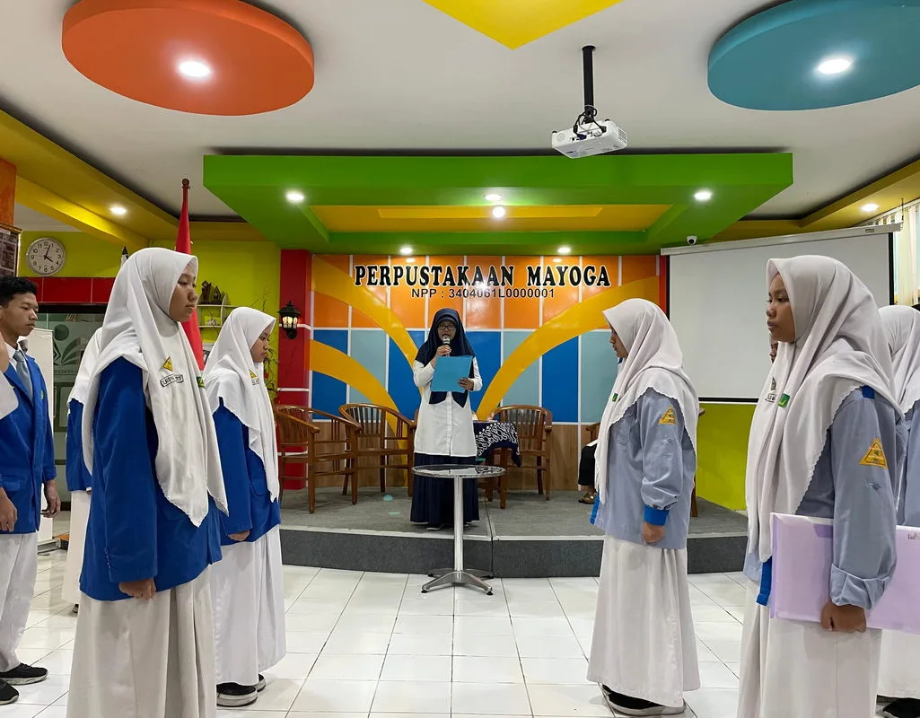 Kepala Perpustakaan MAN 3 Sleman Lantik BPH Mayoga Book Lovers Periode 2024/2025