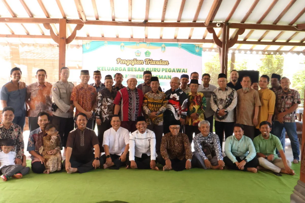 MTsN 8 Sleman Gelar Pengajian Rutin Triwulan Keluarga Besar di Rumah Makan Sego Kembul