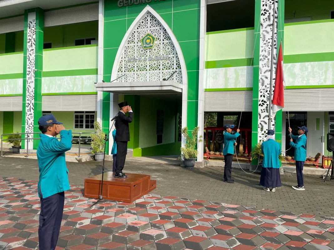 Upacara Khidmat Warnai Peringatan Hari Pahlawan di MTsN 4 Sleman