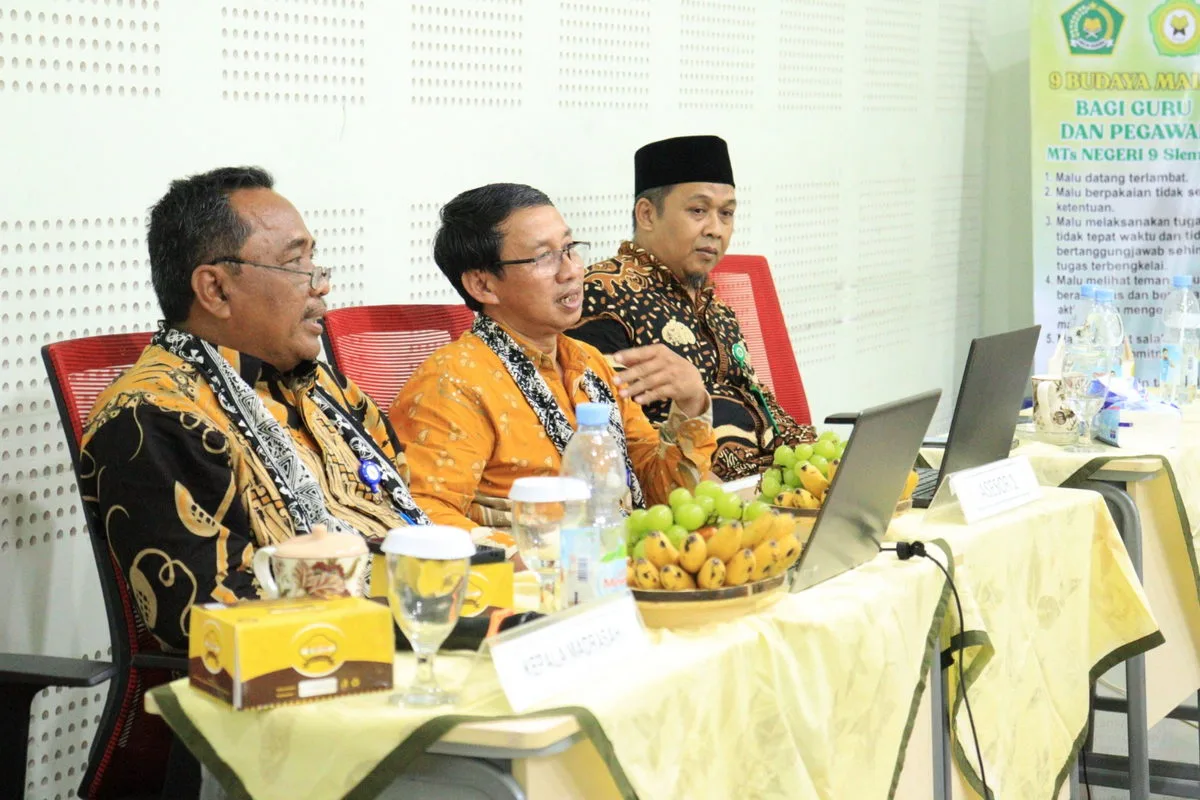 Wawancara Guru dan Tenaga Kependidikan dalam Kegiatan Visitasi Akreditasi di MTsN 9 Sleman