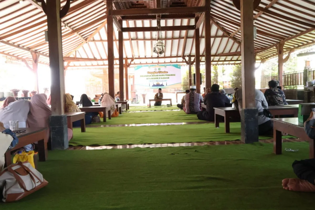 Kasi Pendidikan Agama Islam Kemenag Gunung Kidul Isi Pengajian Tri Wulan MTsN 8 Sleman