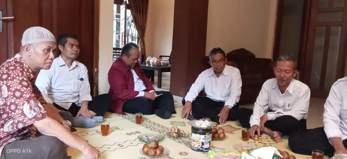 Silaturahim Umroh Ibu Dwi oleh Guru Pegawai MTsN 6 Sleman