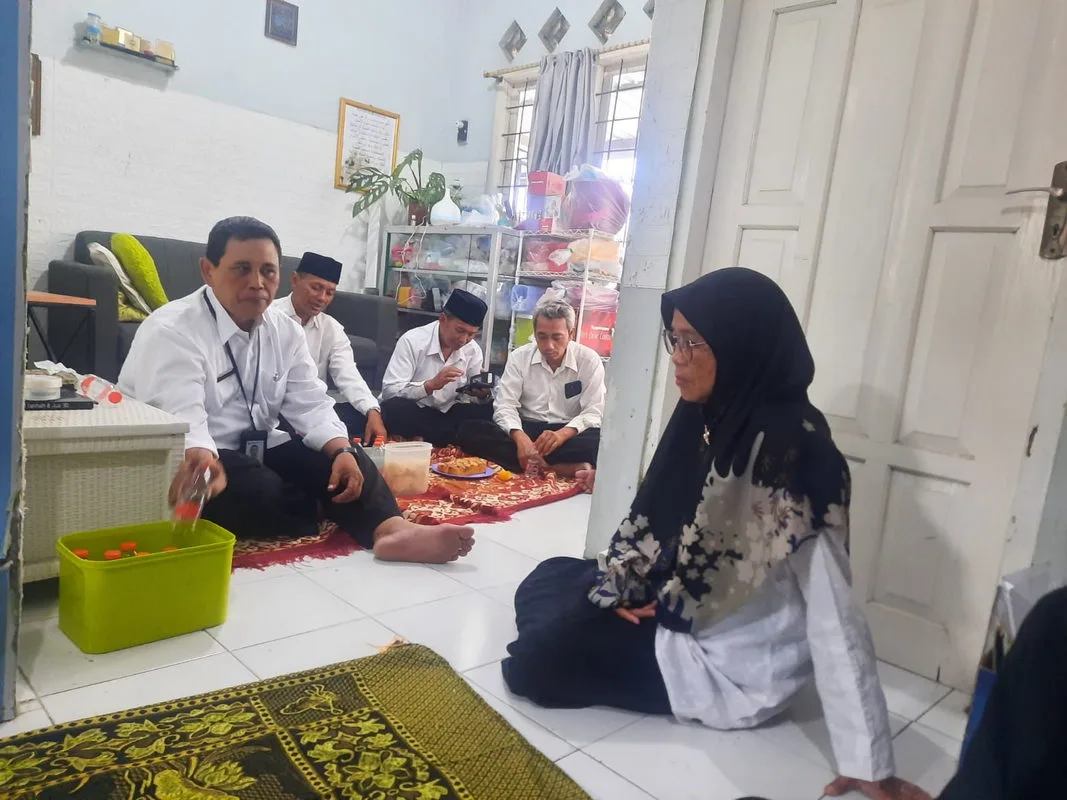 Jalani Pemulihan Pasca Operasi, MTsN 8 Sleman Kunjungi Putri Guru Bahasa Arab